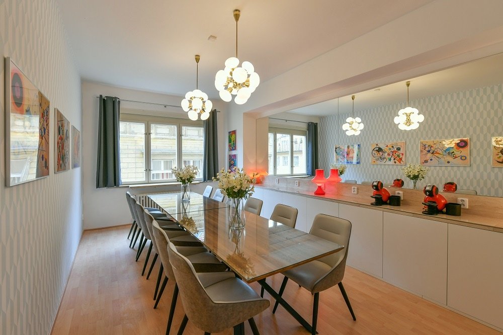 Big cozy apartment in the centre (5 BDRS + 3 BTHR) gallery image 3