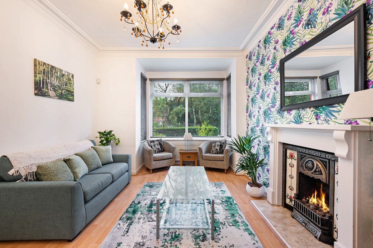 Spacious Home Near Manchester United Stadium gallery image 2