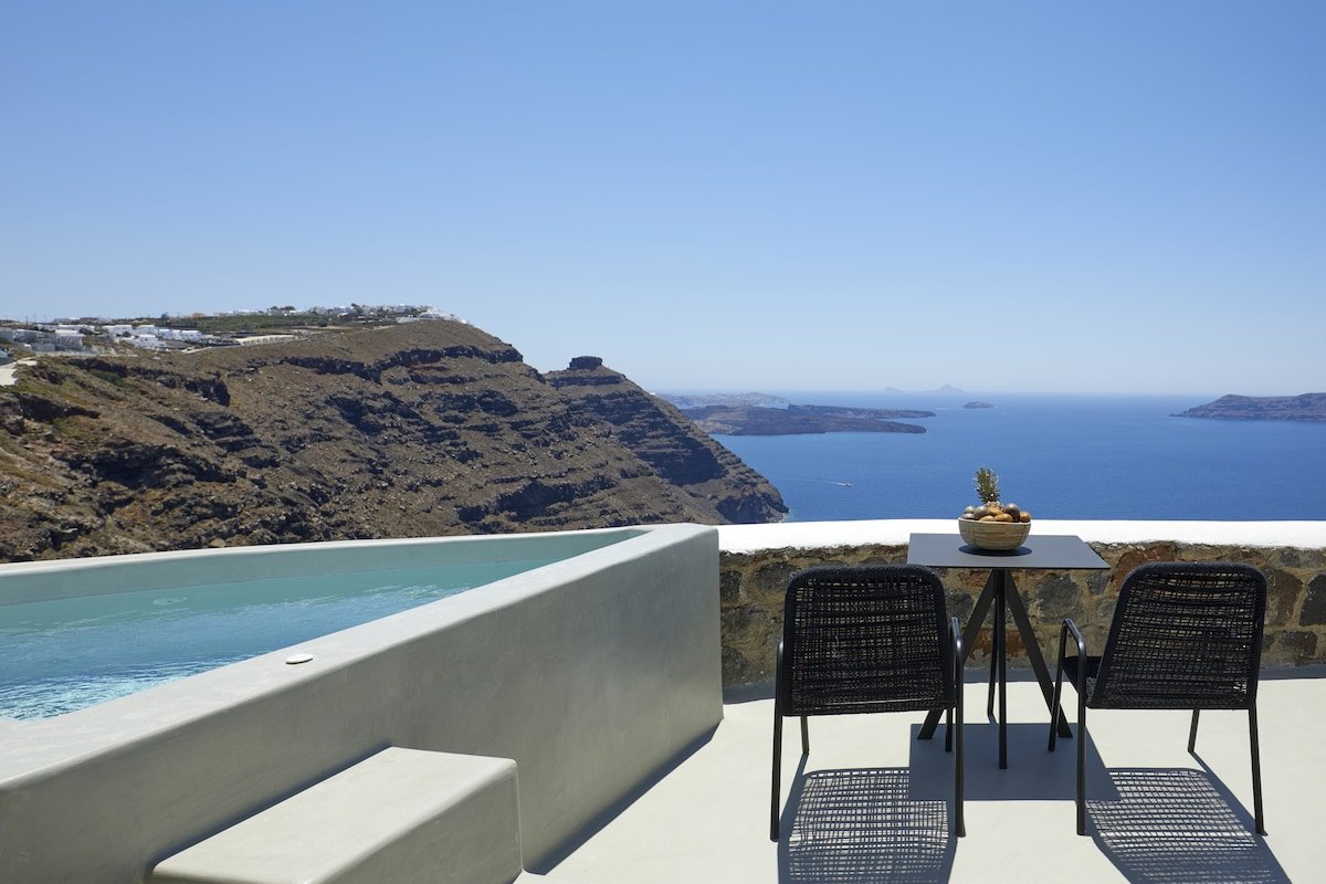 Grand Honeymoon Villa with Hot Tub & Caldera View gallery image 4