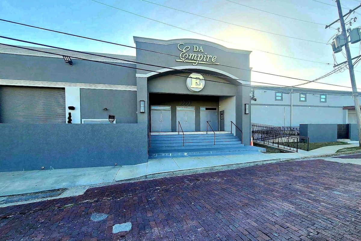 Entire Boutique Hotel w/Pool & Parking, 6 Suites gallery image 3