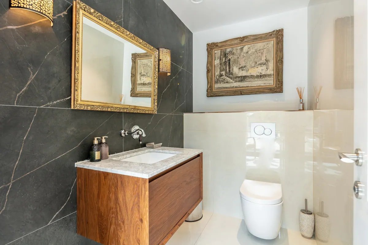 4-bed mansion in Highgate with Pool gallery image 5