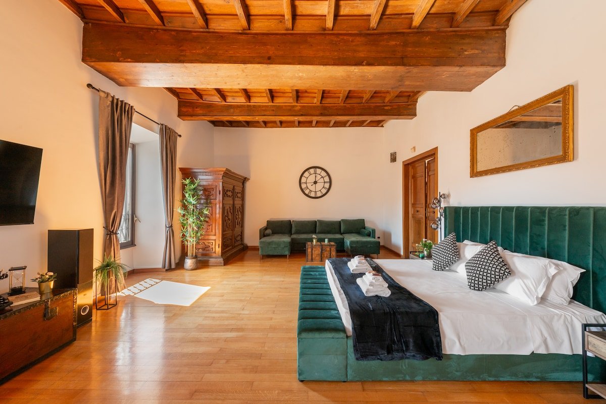 Apartment with Piazza Navona view gallery image 2