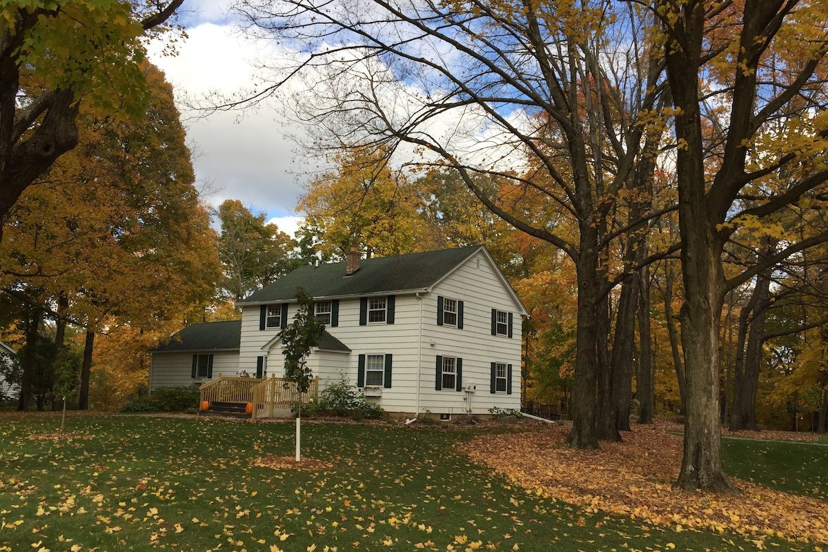 Maple House – Spacious 6 BR home for gatherings gallery image 2