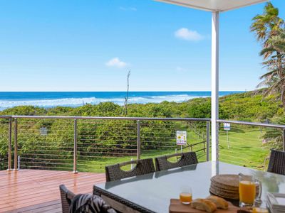 The Vibe Beach House – direct beach access, spa