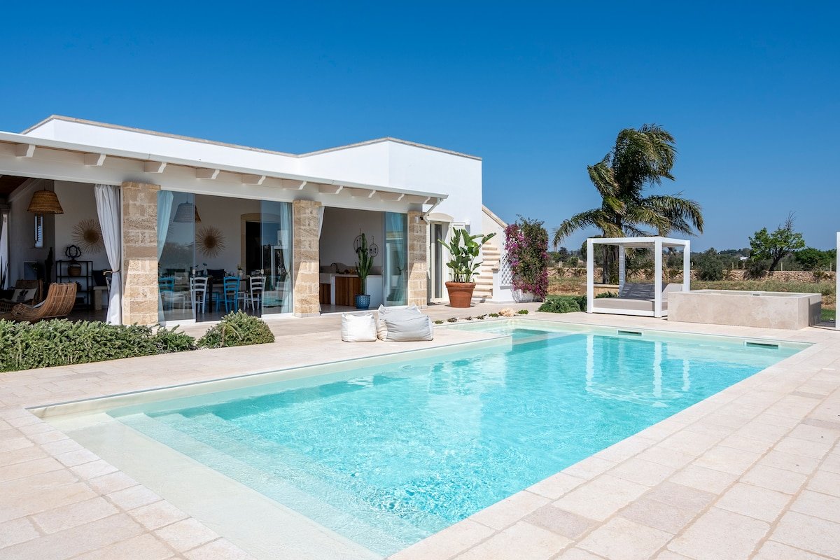 Luxury Apulian Villa w/ AC, Jacuzzi & Pool gallery image 2