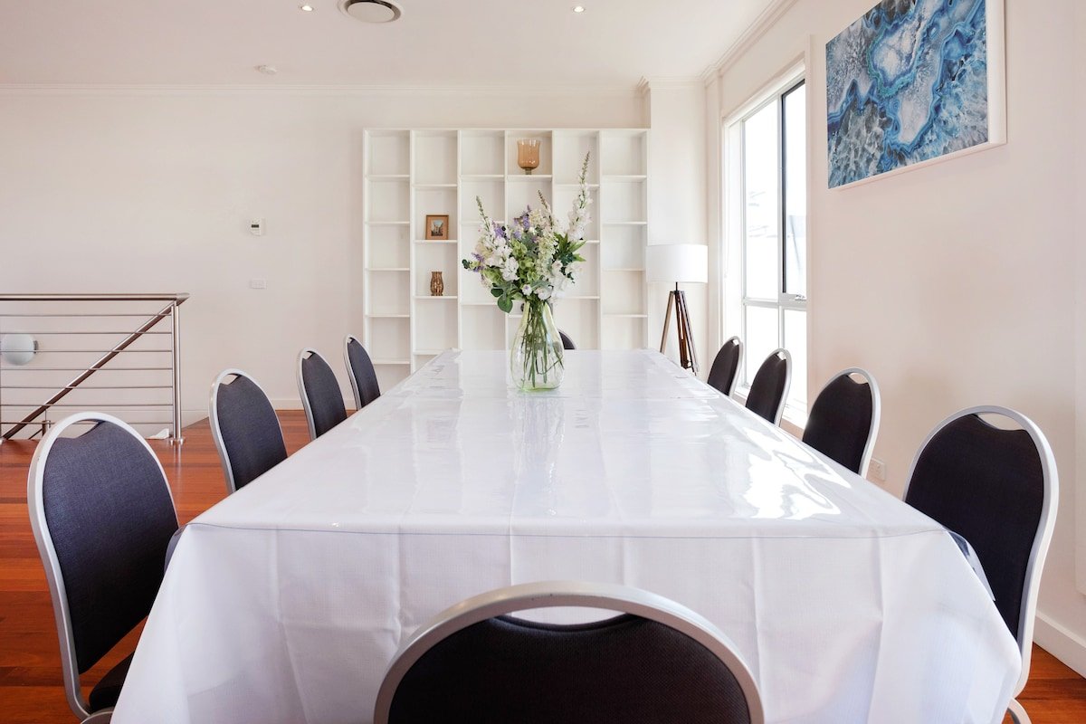 Spacious modern comfy 15 minute walk to CBD gallery image 3