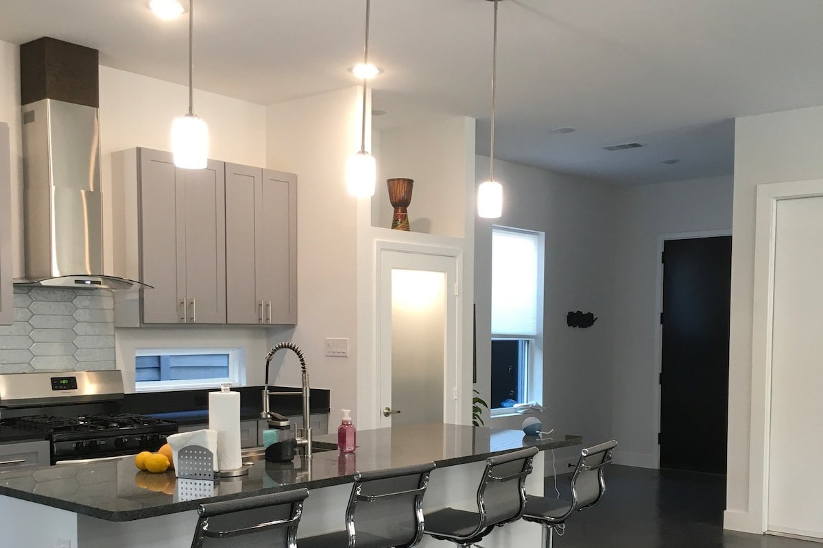 HOUSE OF MUSIC – Modern + Contemporary Dallas Home gallery image 5