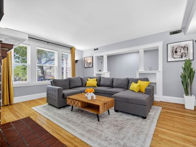 Vintage 5BR apt | ROKU HDTV