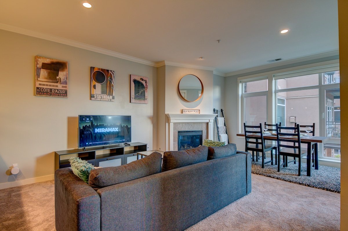 Incredible Waterfront Condo Near Pike Place Market gallery image 5