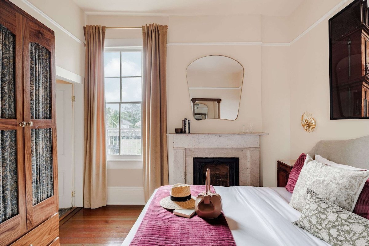 Lush Garden District Suite | Shared Outdoor Space gallery image 3