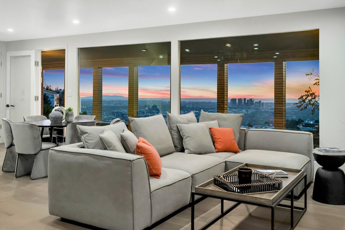 Modern Villa On Sunset Plaza gallery image 3