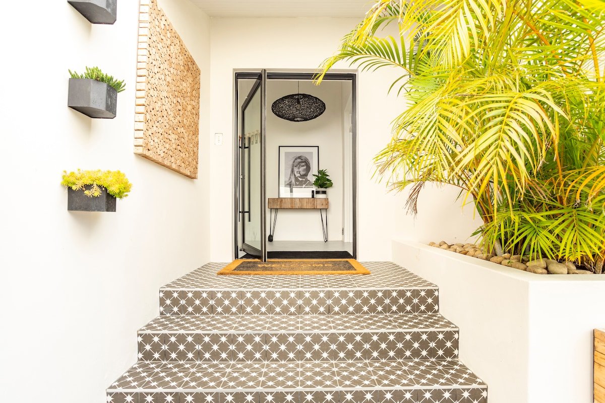 Modern House Set Within Beautiful Gardens gallery image 5