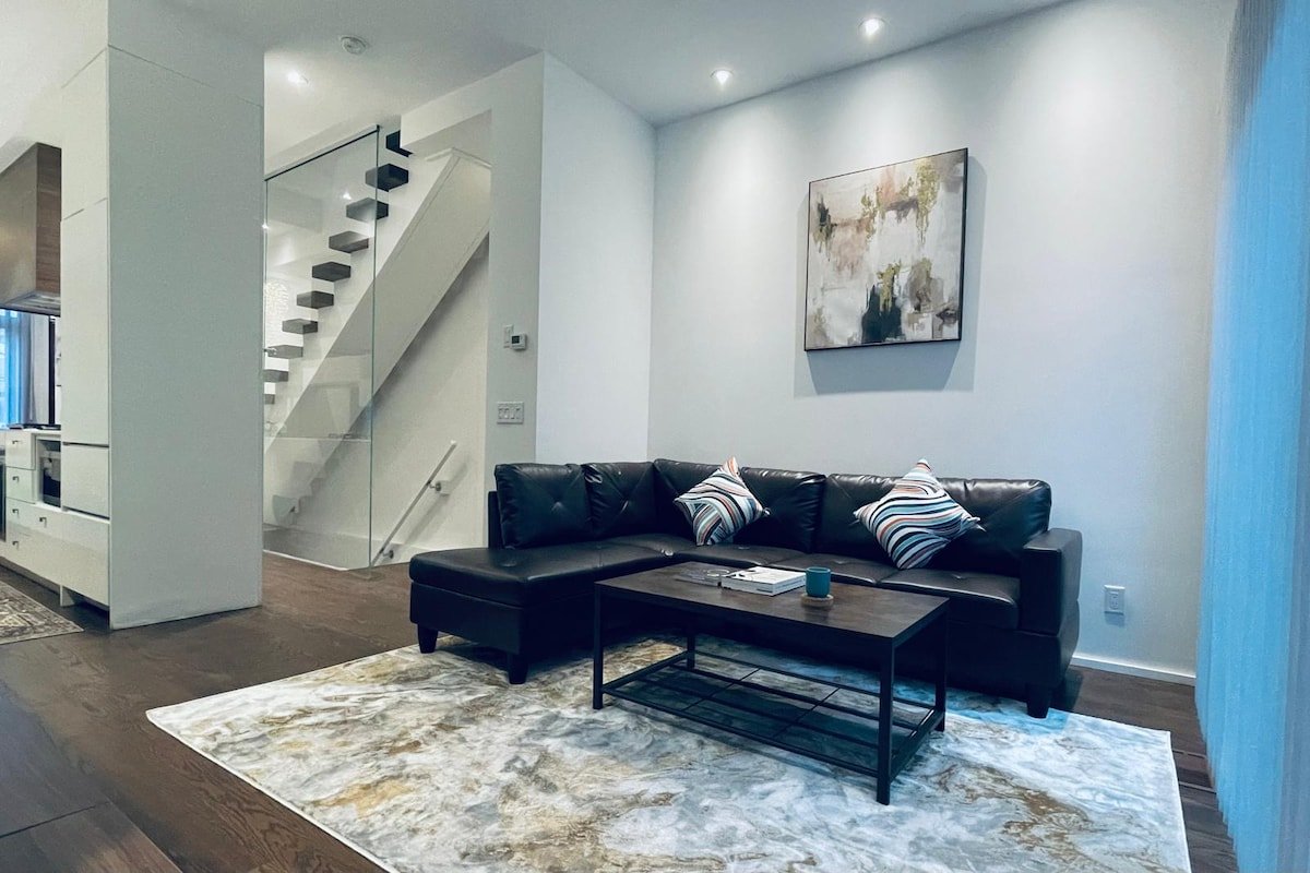 Chic 3BR w/ Parking, King Bed, Full Kitchen, Wifi gallery image 4