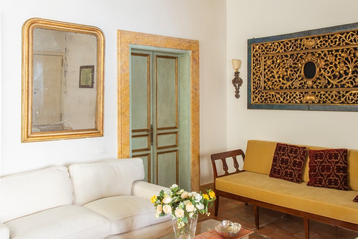 Elegant, Spacious, Central, in historical building gallery image 4