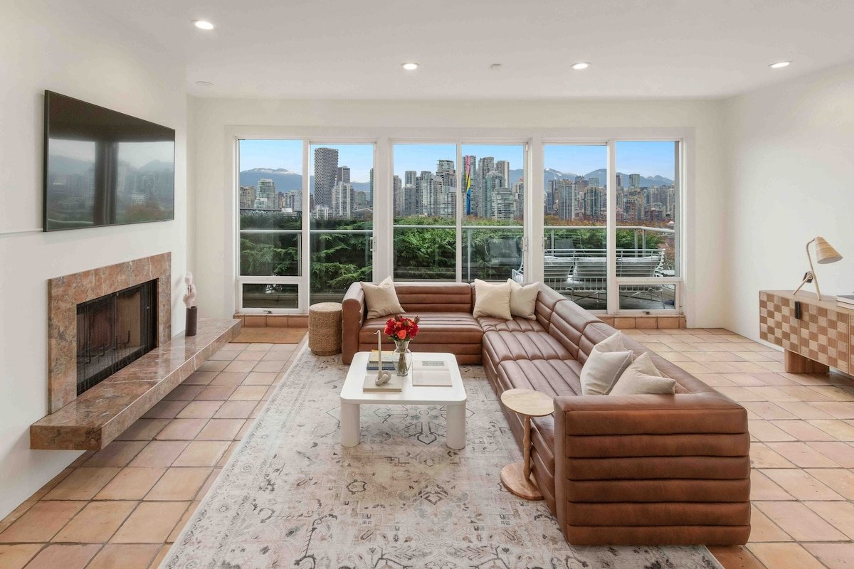 Character house overlooking city & mountain views gallery image 3