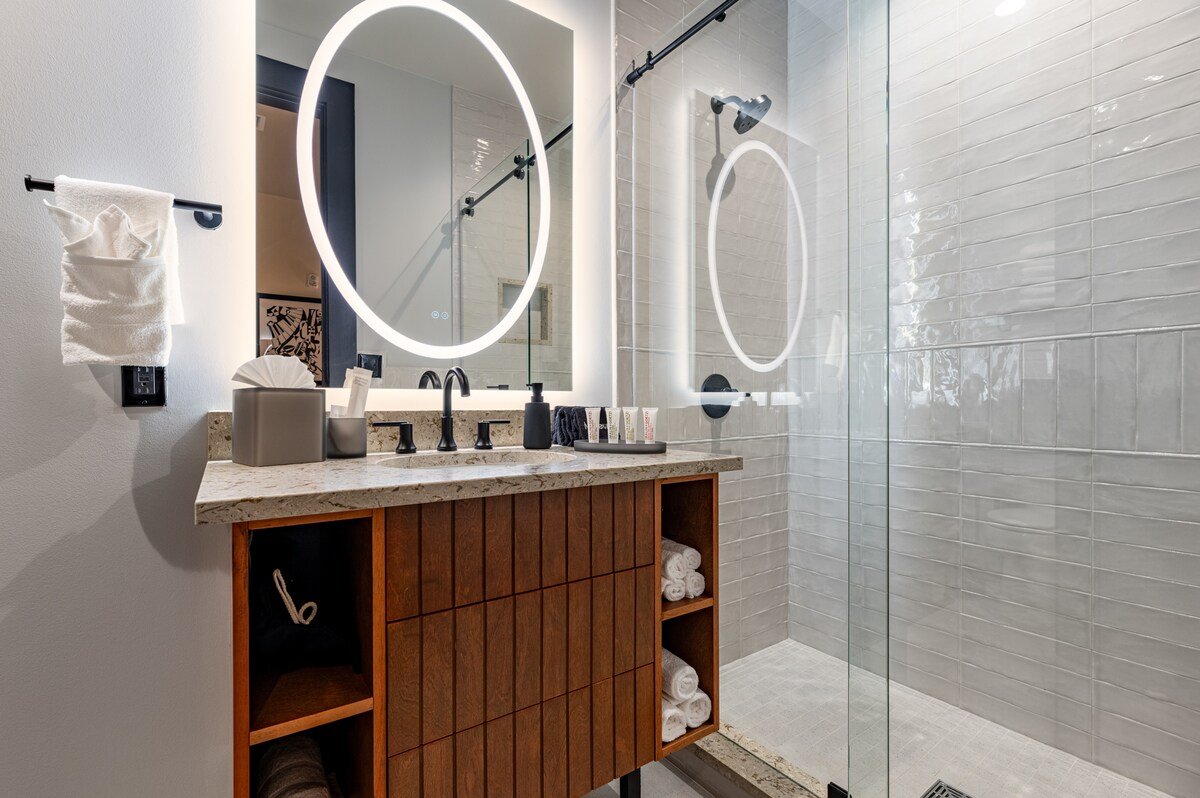 4BR Lux Retreat Walk to French Qtr | Mayfair Hotel gallery image 4