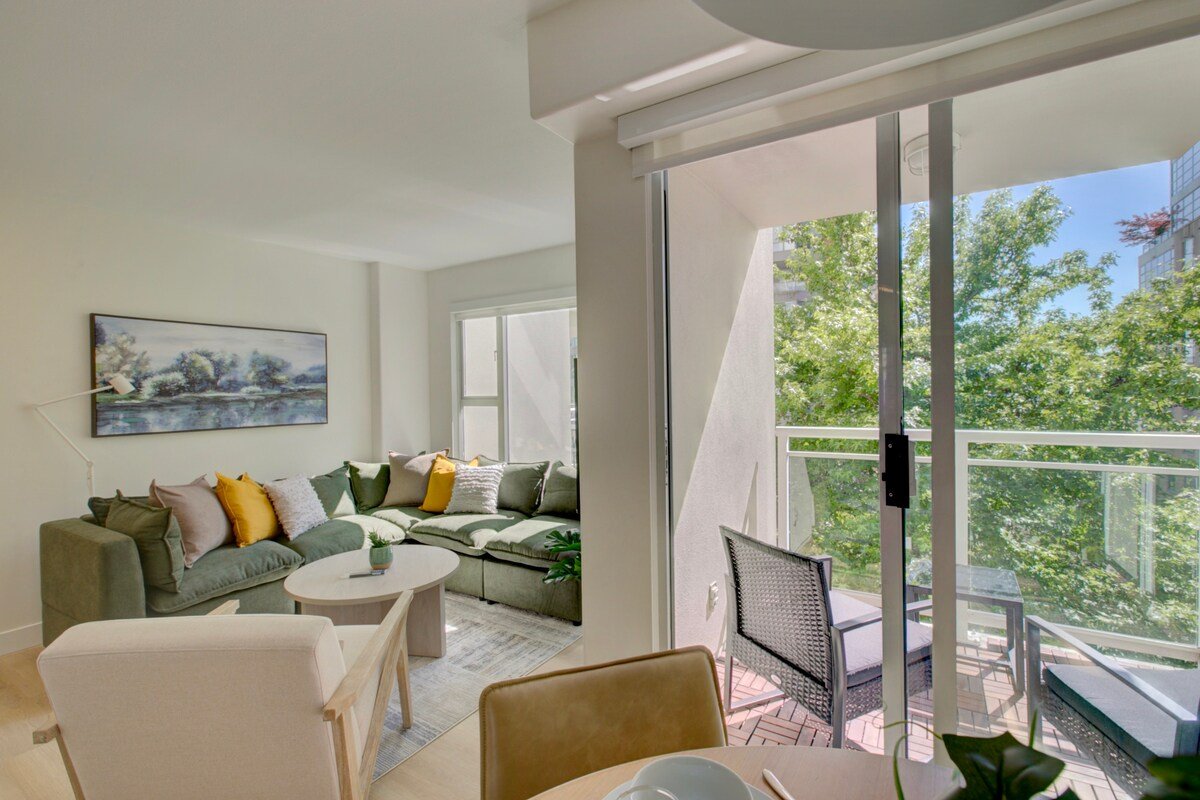 Modern 2-Bed, 2-Bath Urban Oasis gallery image 3