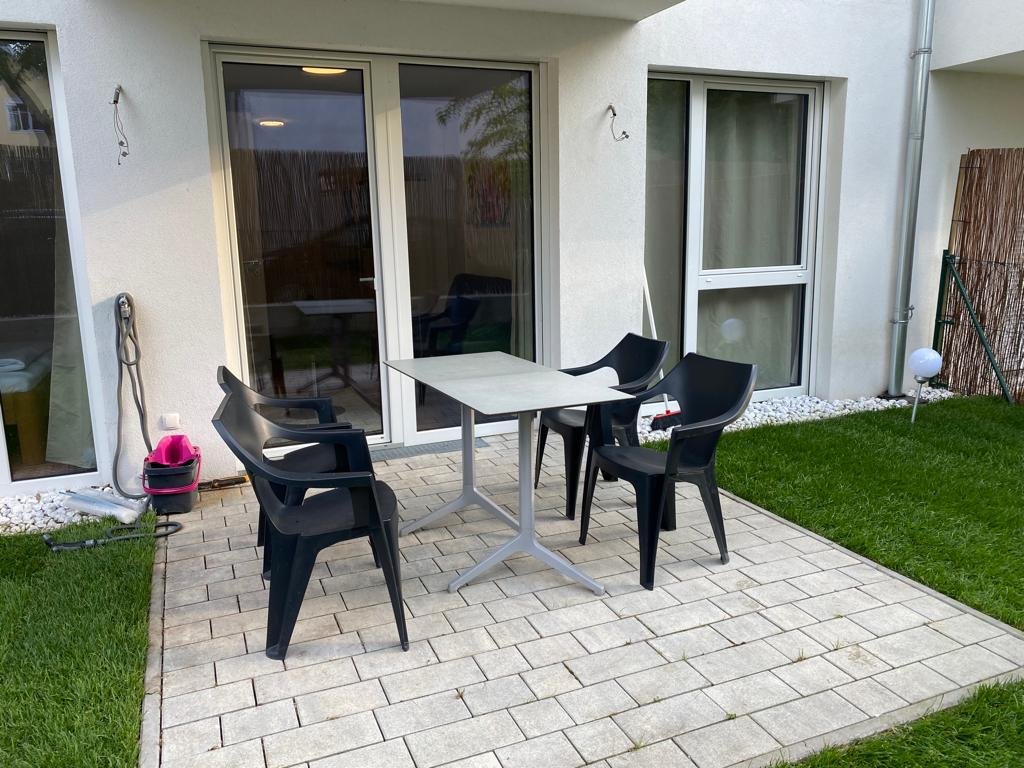 Modern apartment with garden near city center gallery image 2