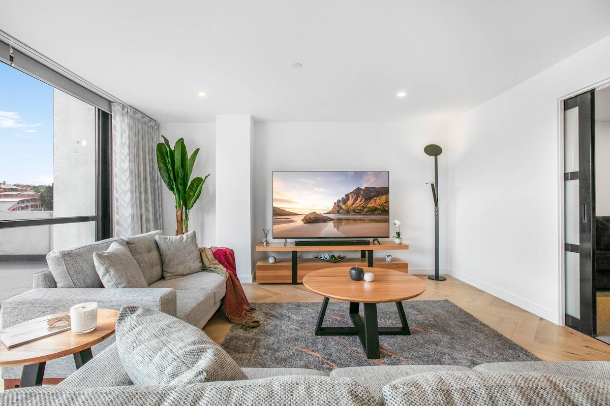 Luxury CBD Penthouse – Breathtaking Mountain Views gallery image 3