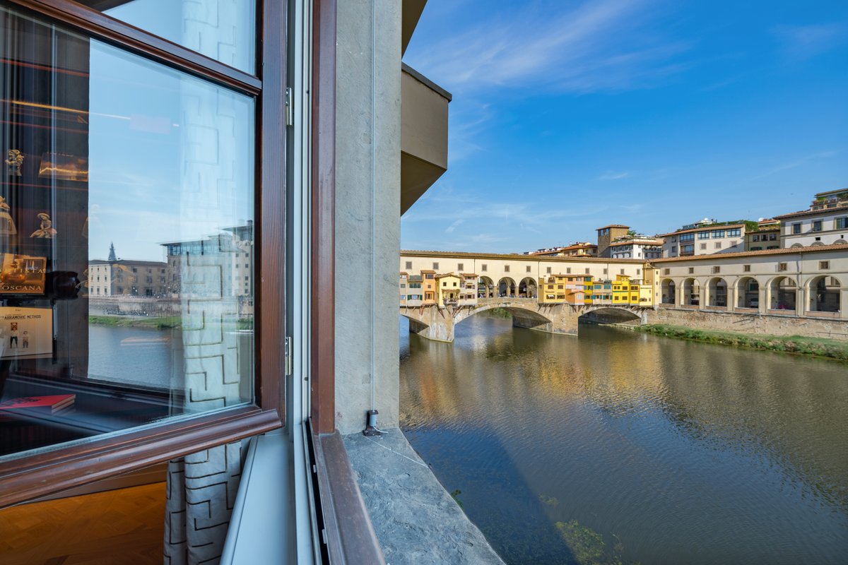 Unicko: 2-bed with premier views on Ponte Vecchio