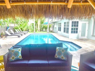 Designer luxury home, tikihut, pool, walk to beach