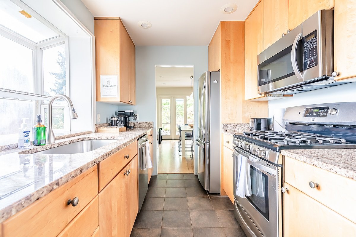 Classic 4BR Escape | Modern Comfort Near Lake gallery image 4