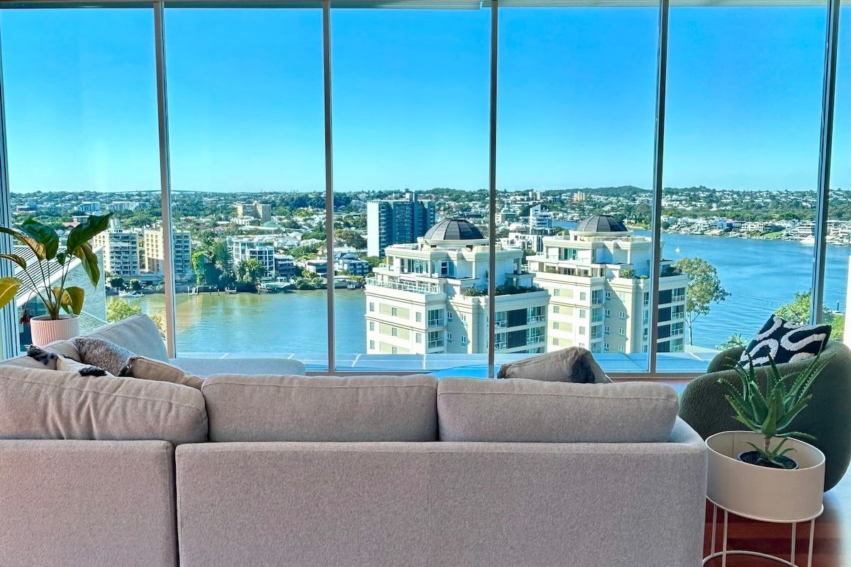 Luxurious Penthouse River Views gallery image 2