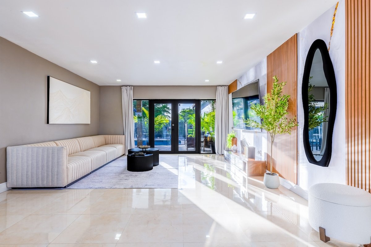 Majestic Lakeview Villa | Heated pool | kayak |BBQ gallery image 2