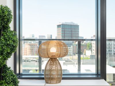 Luxury Apartment w King Bed, Shared Pool & Rooftop