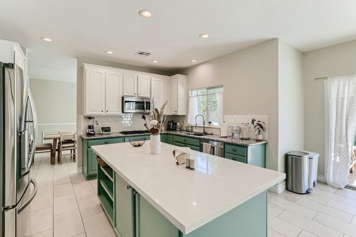 Spacious Luxury Family Retreat with Heated Pool gallery image 5