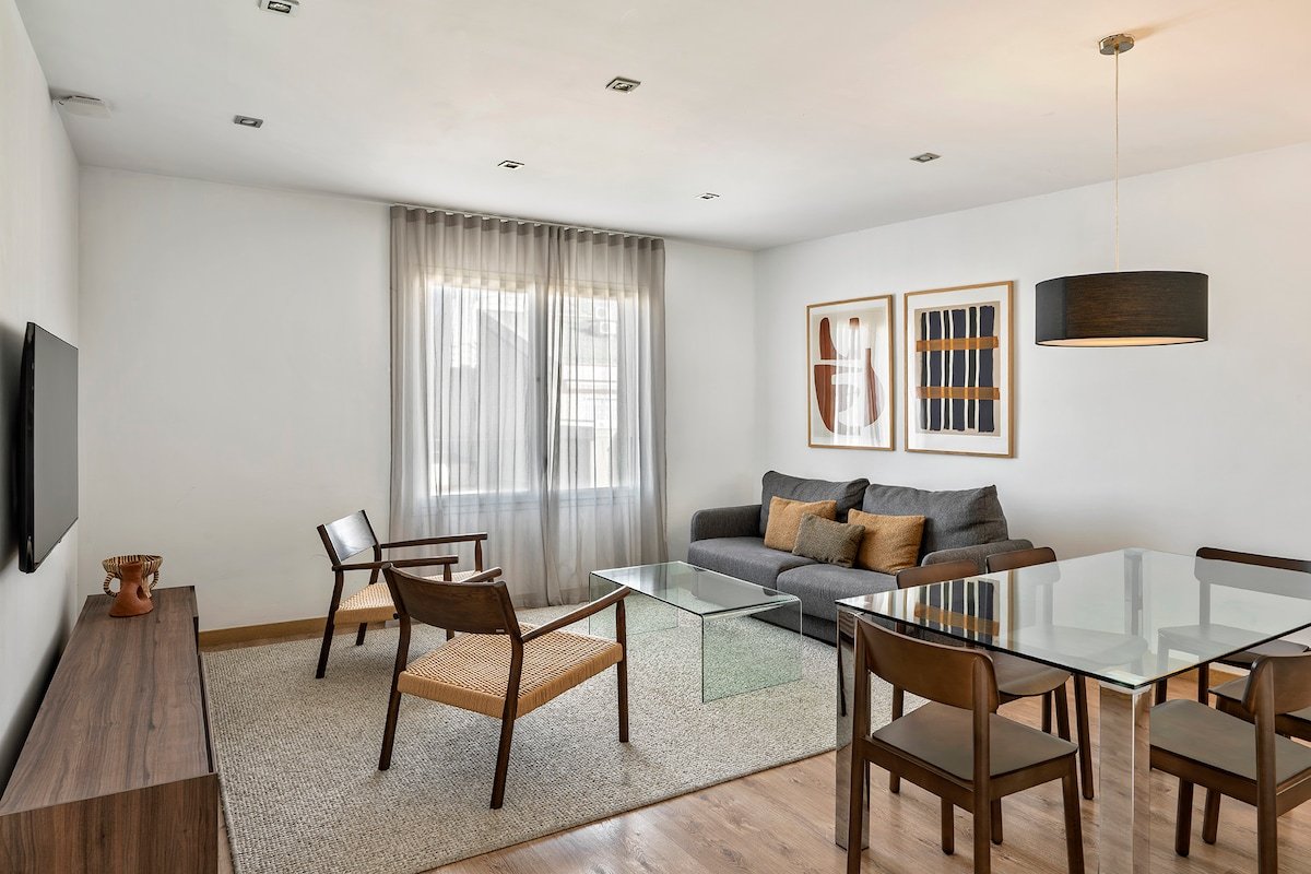 Modern and spacious apartment near to Eixample gallery image 2