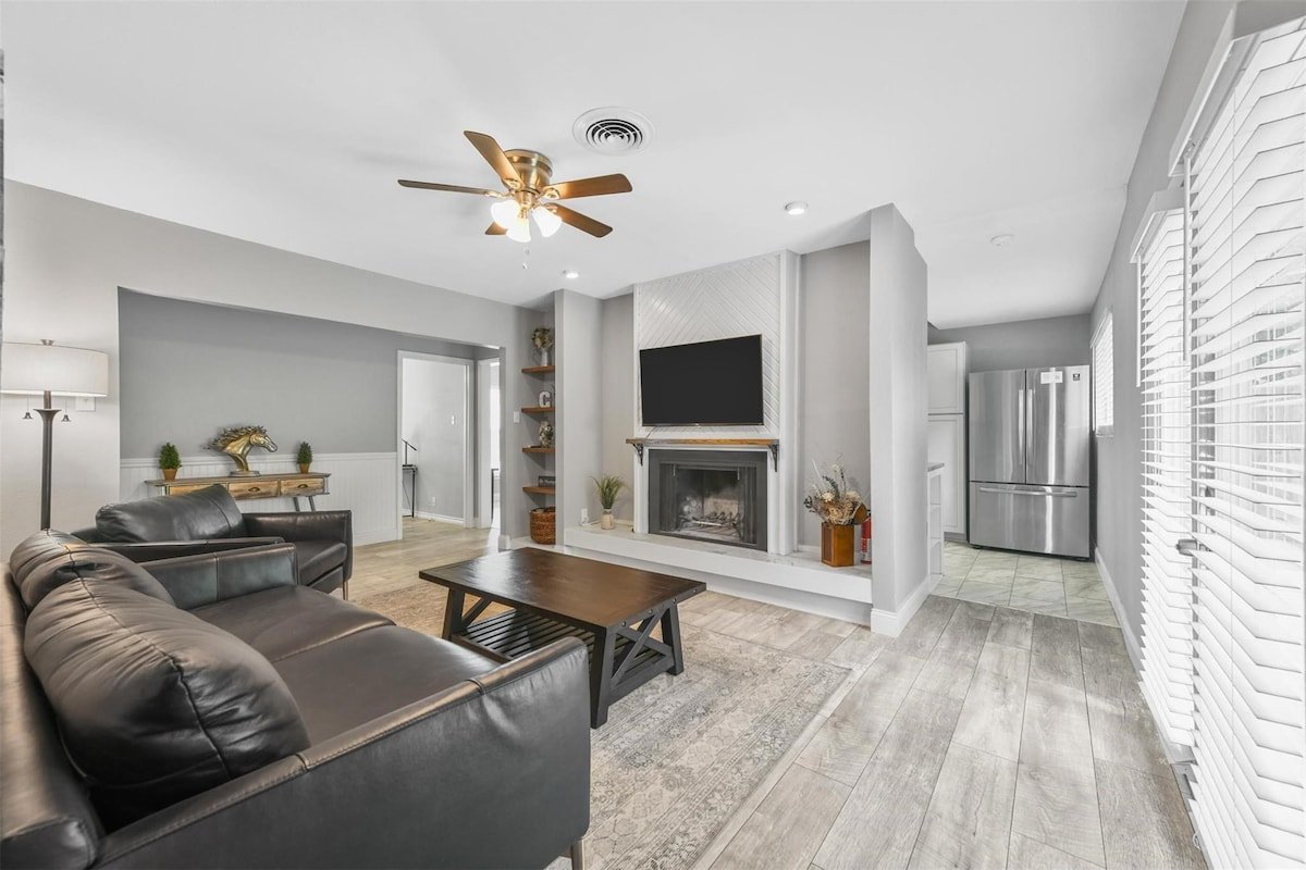 Ridglea Retreat! gallery image 4