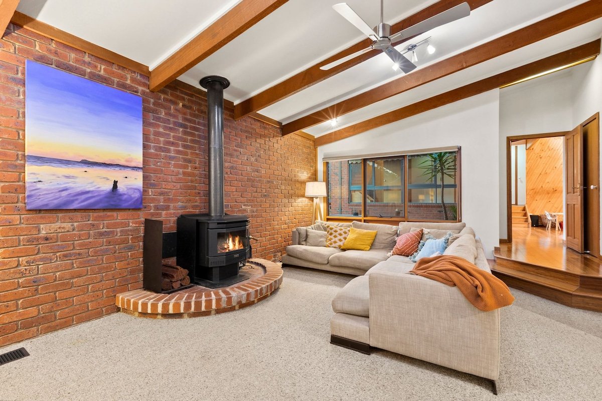 Beachside Weekender with Spa Sleeps 11-13 gallery image 4