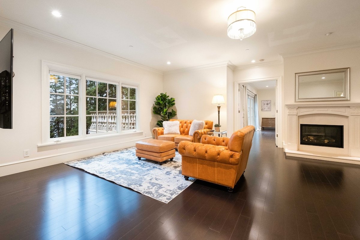 Luxury Spa Villa • Pool, Sauna, Steam & Hot Tub gallery image 2