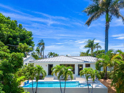 Luxury Lake House Blocks from the Beach!
