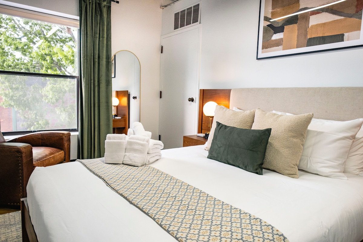 The Ballard Loft|Sleeps 8 |Steps to Shops & Dining gallery image 4