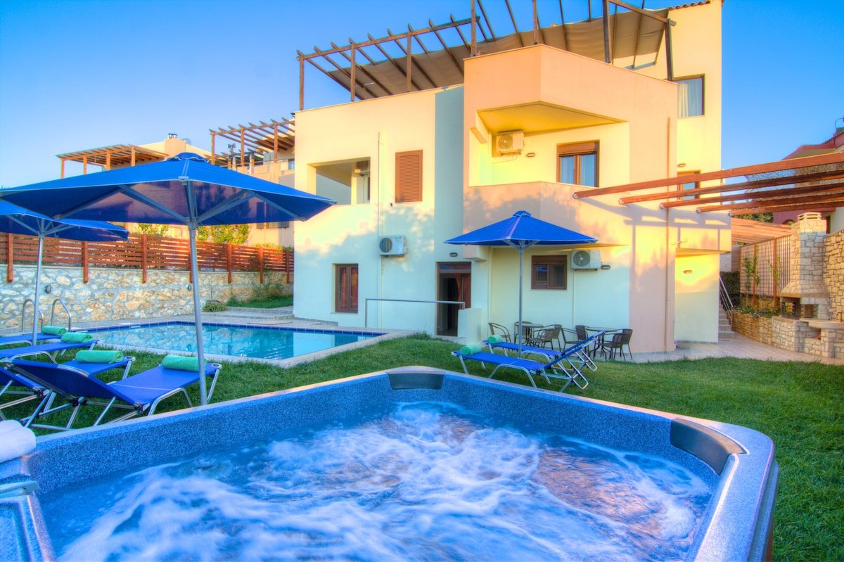 Large Group Villa w/ Gym, Hot Tub & Billiard gallery image 3