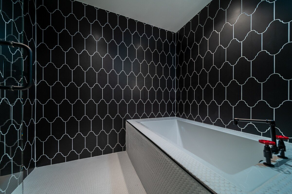 ROOFTOP HOT-TUB WITH DOWNTOWN VIEWS #1 gallery image 4