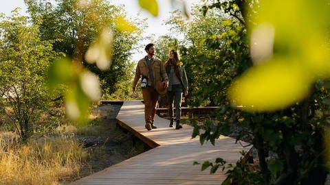 Wilderness Mokete - Low walkways connect the guest suites to the main area