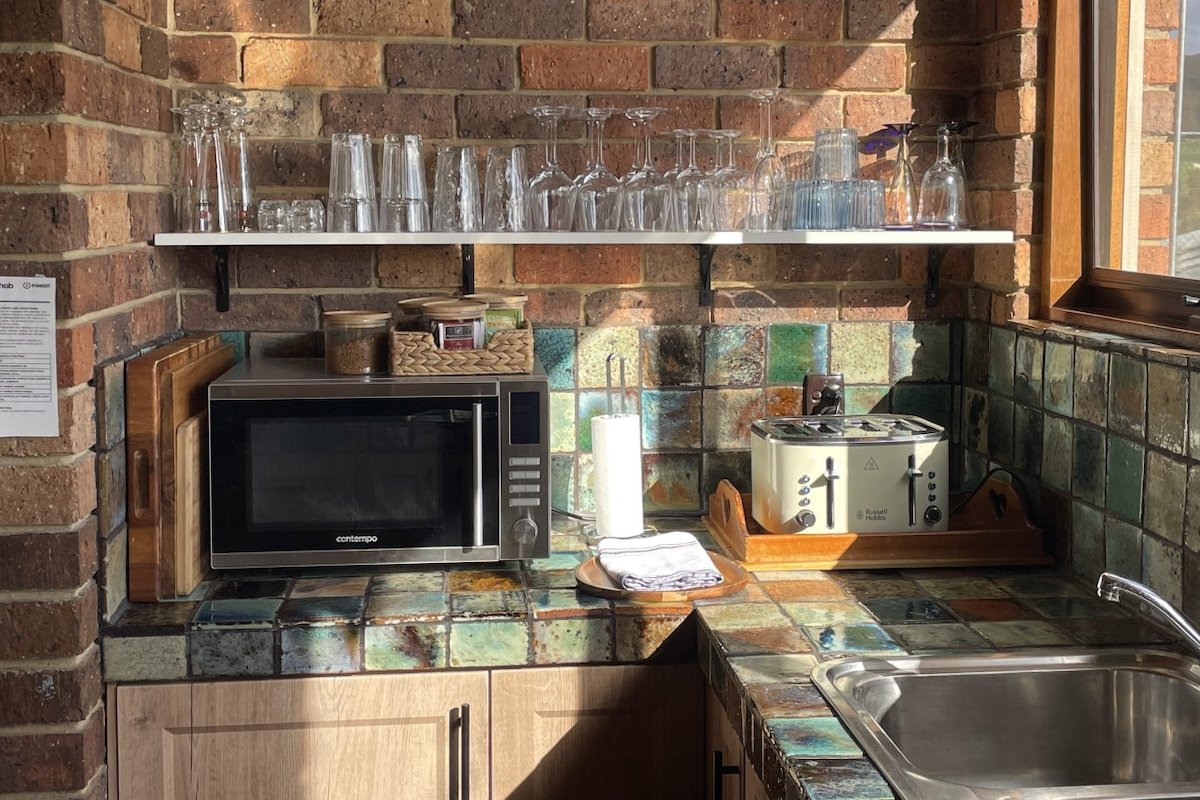 The Cottage – fire’s lit, grab a drink and relax! gallery image 5