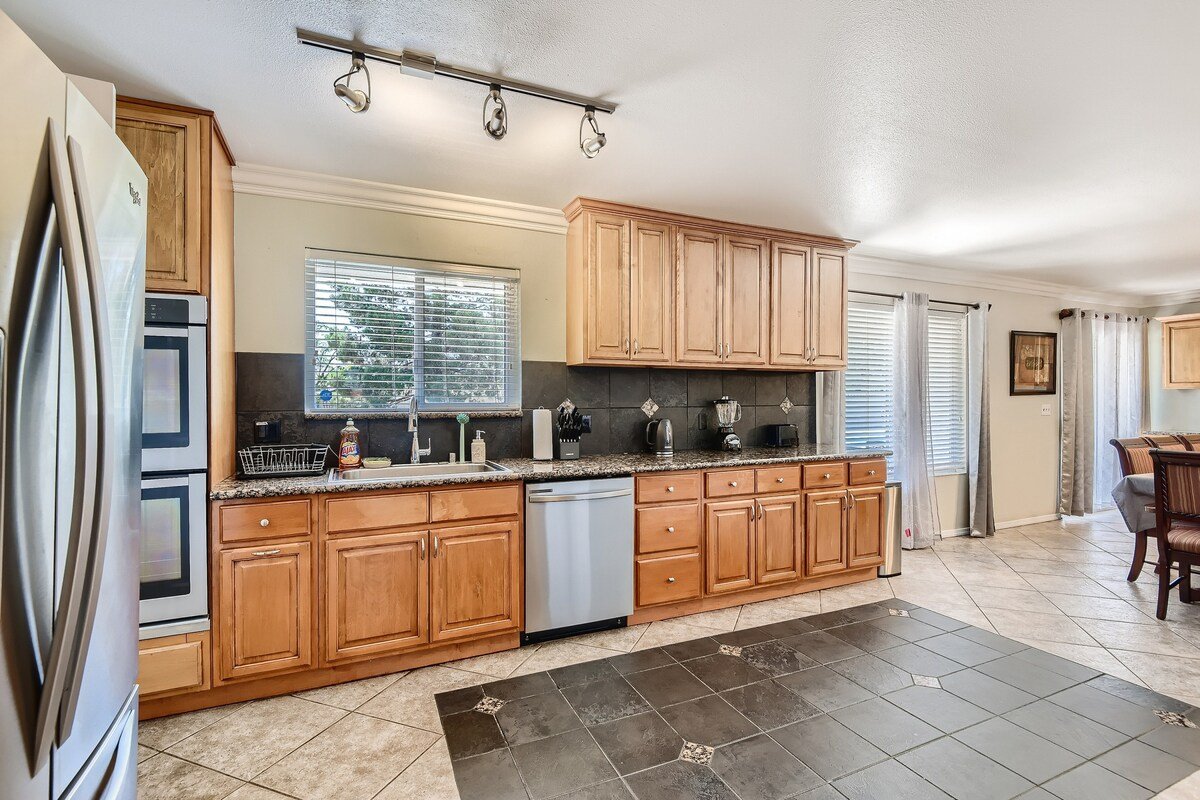 Gorgeous 5b/3b VILLA .5acre *POOL* 5 min to Strip gallery image 5