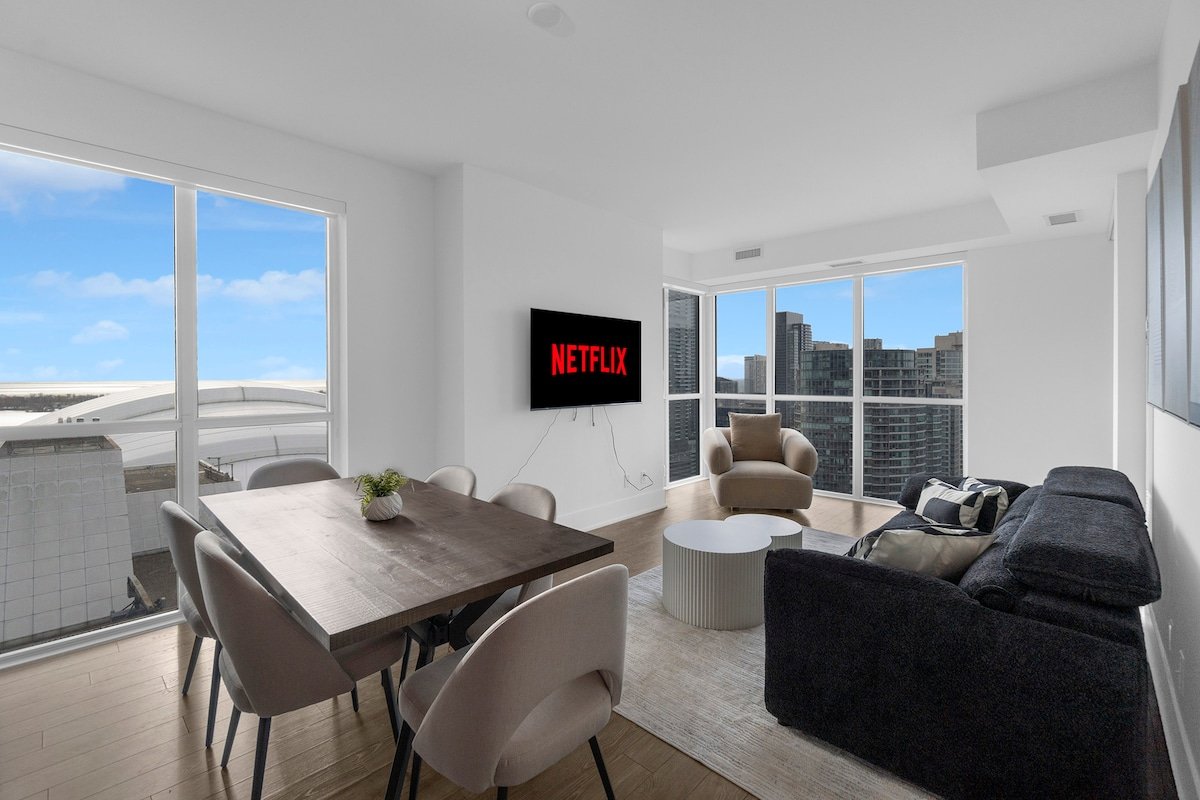 CN Tower View/MTCC + Parking/HotTub/Pool/Gym gallery image 2