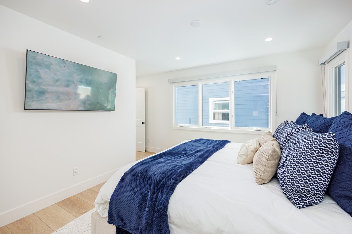 New Chic Remodel w/ Rooftop Deck: 123 30th B gallery image 3