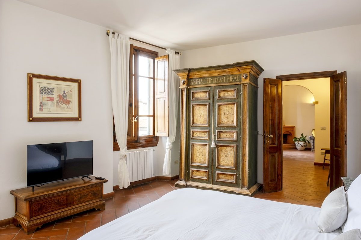 St.James. Elegant & Roomy 2′ train station w/ lift gallery image 4