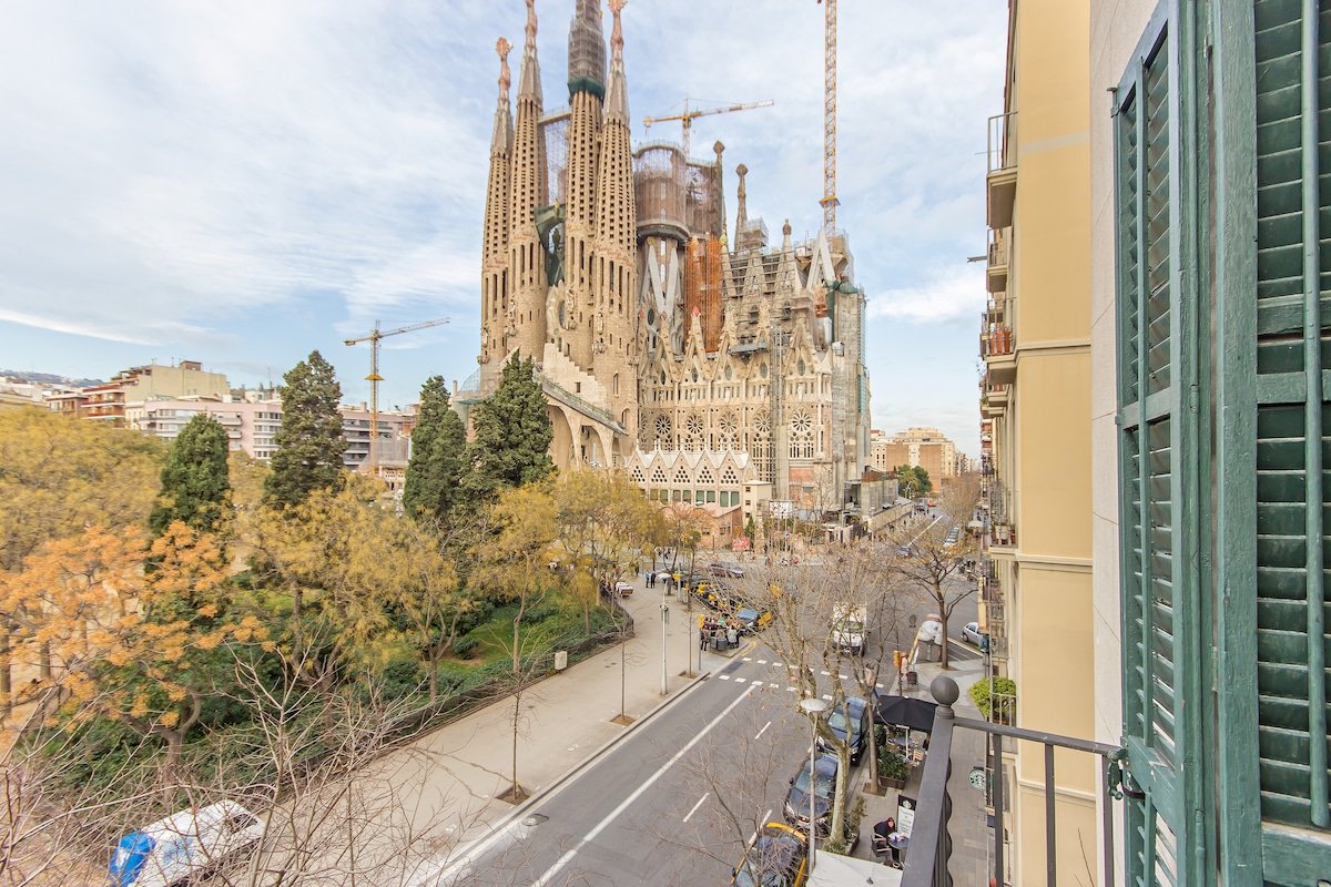 Sagrada Familia Temporary Rentals by Scenario Llum gallery image 3