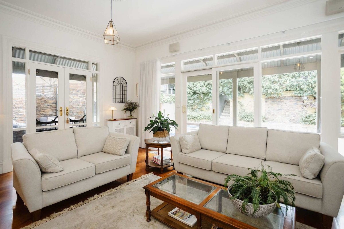 Luxury Retreat: Pool, Fireplace & Parking gallery image 3