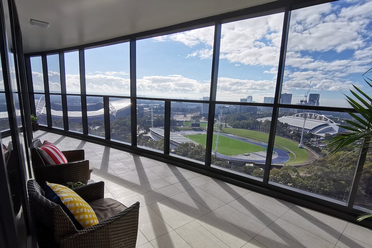Views of Sydney Skyline 2BR – POOL & GYM gallery image 4