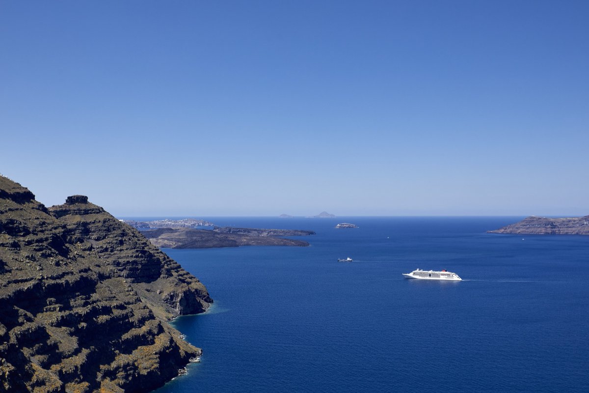 Grand Honeymoon Villa with Hot Tub & Caldera View