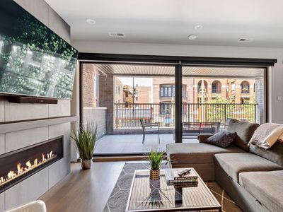 💥IN THE ACTION!💥 2 Bed, 2 Bath on Northalsted!