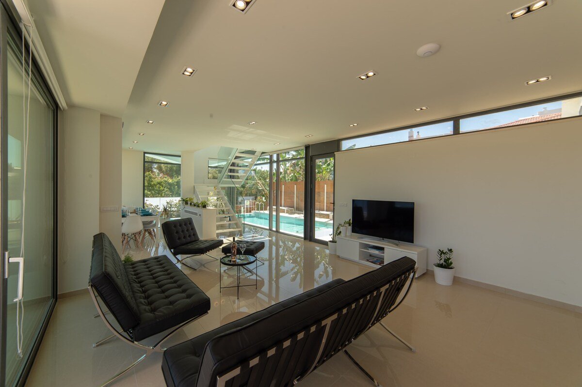 Luxury Villa Mirror – 200meters from the beach! gallery image 4